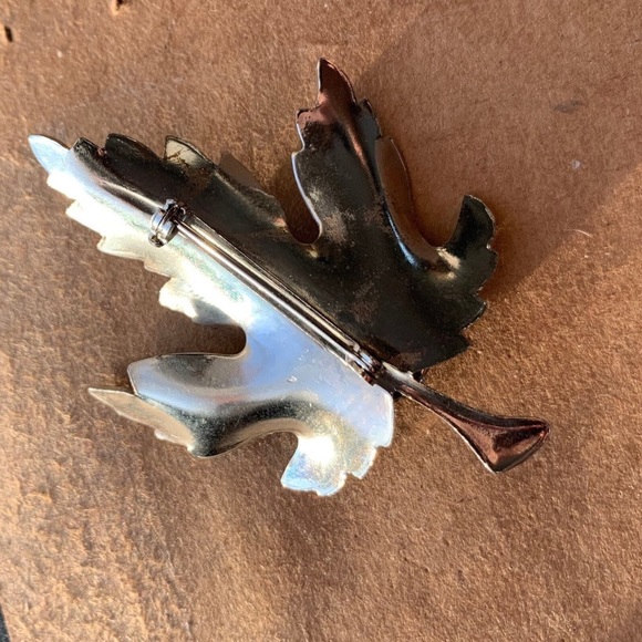 Pretty Vintage 1960's - 1970's Silver Tone Metal Leaf Shaped Brooch - Picture 4 of 4